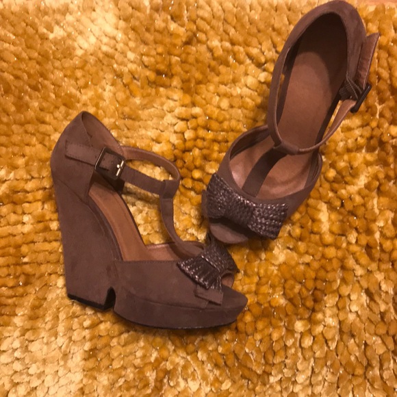 Platform T-Strap Bow Heels - Picture 2 of 7